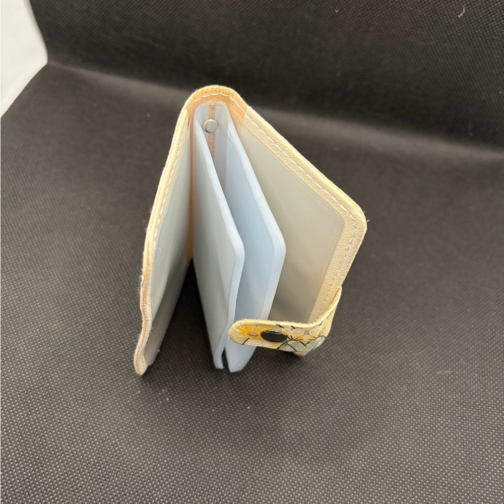 Floral Pattern Card Holder - White and Yellow - Picture 4 of 6